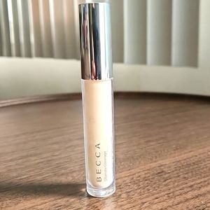 Becca Ultimate Concealer linen